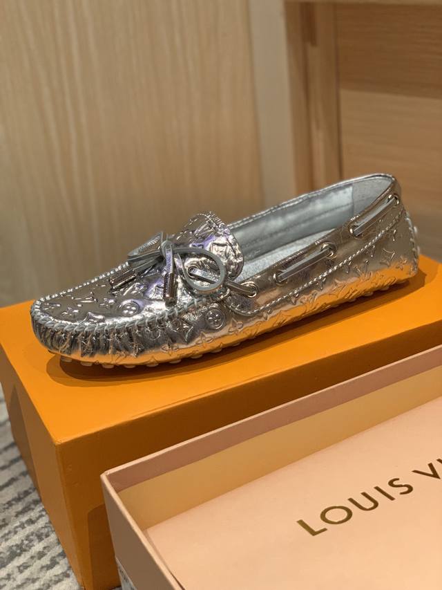 顶级品质 专柜经典演绎老花休闲鞋 老花和牛皮面料，内里 垫 牛皮，私模原版豆豆底 柔软舒适. 精致的油边工艺确不繁复，超级耐看 配色更添活力！ 无敌版本 细节好