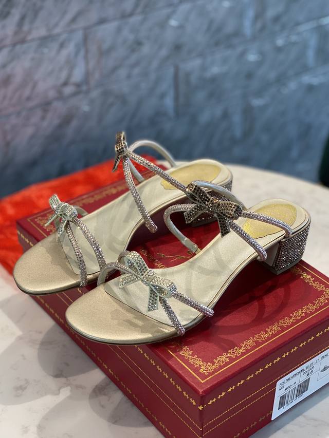 芮妮.乔薇拉 春夏超火爆仙女水晶凉鞋[蝴蝶结款]系列，原版复刻#顶级版本，明星网红博主倾情演绎，时尚优雅气质 ，上千颗水钻整齐排列在一起。双行排钻面，显白显瘦，