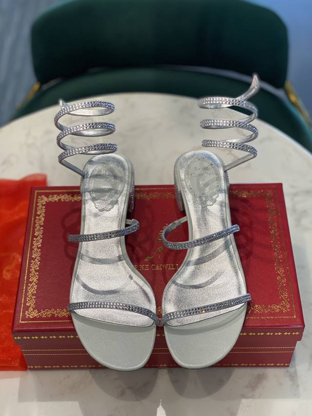 芮妮.乔薇拉 春夏超火爆仙女水晶凉鞋[蛇环款]系列，原版复刻#顶级版本，明星网红博主倾情演绎，时尚优雅气质 ，上千颗水钻整齐排列在一起。双行排钻面，显白显瘦，重