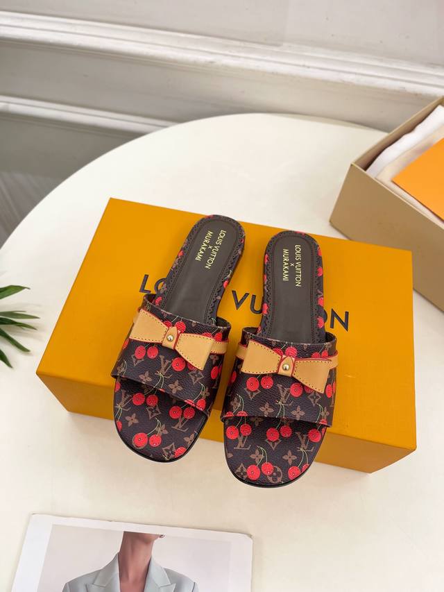 Lv 路易威登 25 2025 早春新款 顶级版本原版一致 专柜主打最新款 Lv X Tm 6Am 村上隆樱桃蝴蝶结平底拖鞋 硬货上新 Bs代购级别！高级感十足
