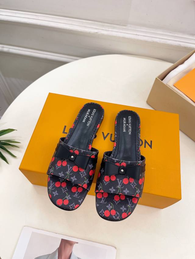 Lv 路易威登 25 2025 早春新款 顶级版本原版一致 专柜主打最新款 Lv X Tm 6Am 村上隆樱桃蝴蝶结平底拖鞋 硬货上新 Bs代购级别！高级感十足