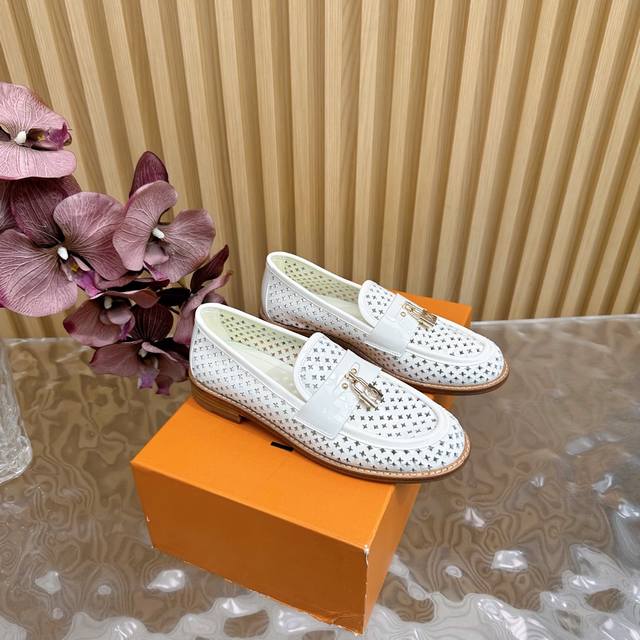 驴家早春新品 New Arrival～Lv春夏镂空锁头乐福鞋也太出彩了！时尚性感舒适，拉满了夏日美鞋能给的满分情绪价值.鞋的造型也很乖巧好看呀！ 鞋面选用优质漆