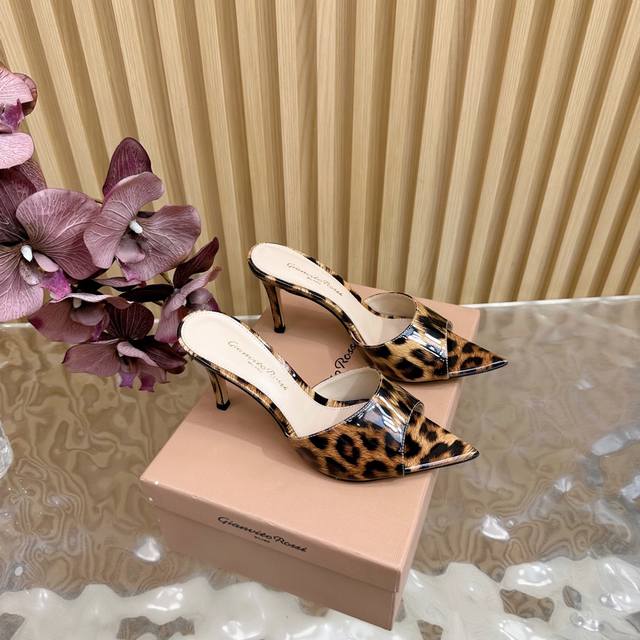 Gianvito Rossi 2025经典款尖头亮片 豹纹 高跟鞋半拖 它的出现就像夜空中最璀璨的星辰 经典的款式，永恒的魅力，电绣的图案更是为其增添了梦幻的色