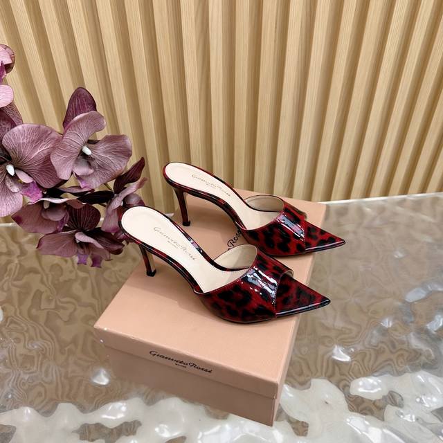 Gianvito Rossi 2025经典款尖头亮片 豹纹 高跟鞋半拖 它的出现就像夜空中最璀璨的星辰 经典的款式，永恒的魅力，电绣的图案更是为其增添了梦幻的色