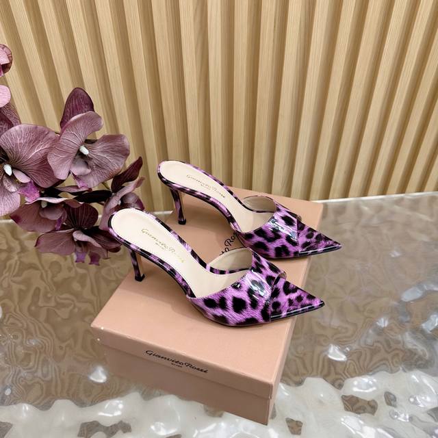 Gianvito Rossi 2025经典款尖头亮片 豹纹 高跟鞋半拖 它的出现就像夜空中最璀璨的星辰 经典的款式，永恒的魅力，电绣的图案更是为其增添了梦幻的色