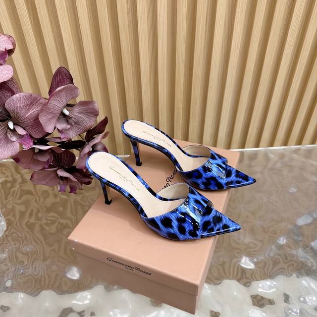 Gianvito Rossi 2025经典款尖头亮片 豹纹 高跟鞋半拖 它的出现就像夜空中最璀璨的星辰 经典的款式，永恒的魅力，电绣的图案更是为其增添了梦幻的色