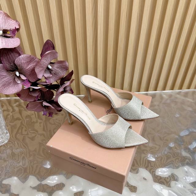 Gianvito Rossi 2025经典款尖头亮片 豹纹 高跟鞋半拖 它的出现就像夜空中最璀璨的星辰 经典的款式，永恒的魅力，电绣的图案更是为其增添了梦幻的色