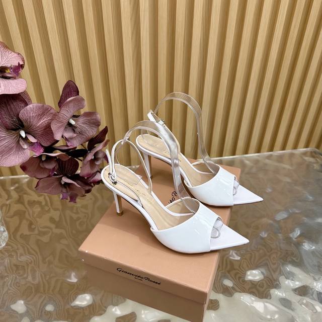 Gianvito Rossi 2025经典款尖头亮片 豹纹 高跟鞋半拖 它的出现就像夜空中最璀璨的星辰 经典的款式，永恒的魅力，电绣的图案更是为其增添了梦幻的色