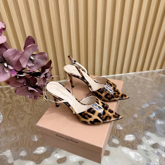Gianvito Rossi 2025经典款尖头亮片 豹纹 高跟鞋半拖 它的出现就像夜空中最璀璨的星辰 经典的款式，永恒的魅力，电绣的图案更是为其增添了梦幻的色