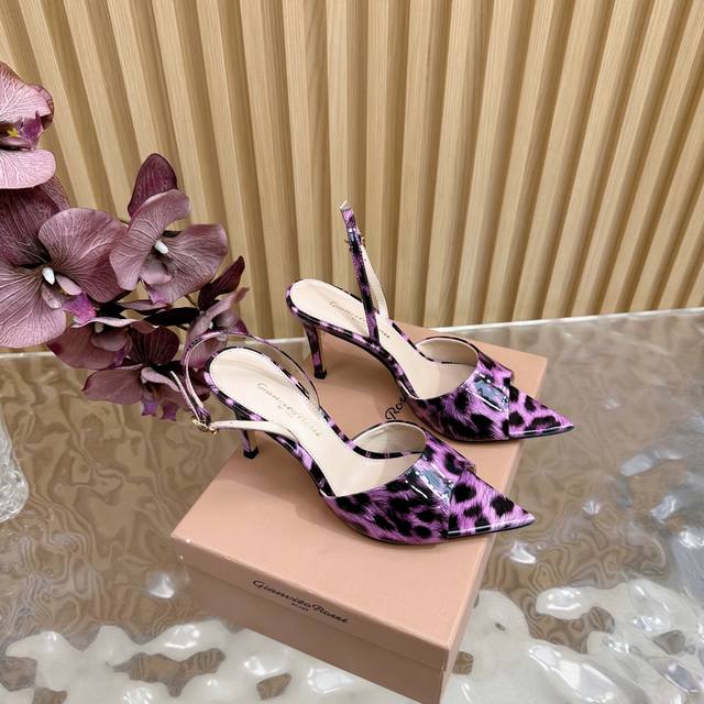 Gianvito Rossi 2025经典款尖头亮片 豹纹 高跟鞋半拖 它的出现就像夜空中最璀璨的星辰 经典的款式，永恒的魅力，电绣的图案更是为其增添了梦幻的色