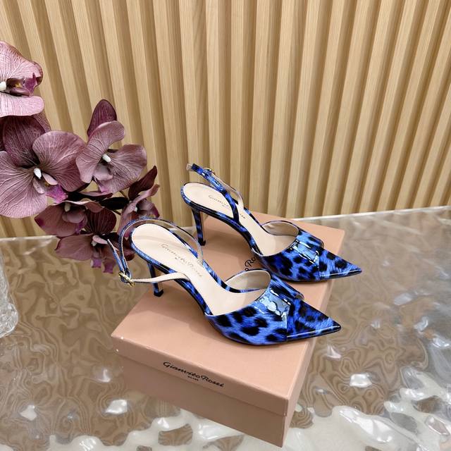 Gianvito Rossi 2025经典款尖头亮片 豹纹 高跟鞋半拖 它的出现就像夜空中最璀璨的星辰 经典的款式，永恒的魅力，电绣的图案更是为其增添了梦幻的色