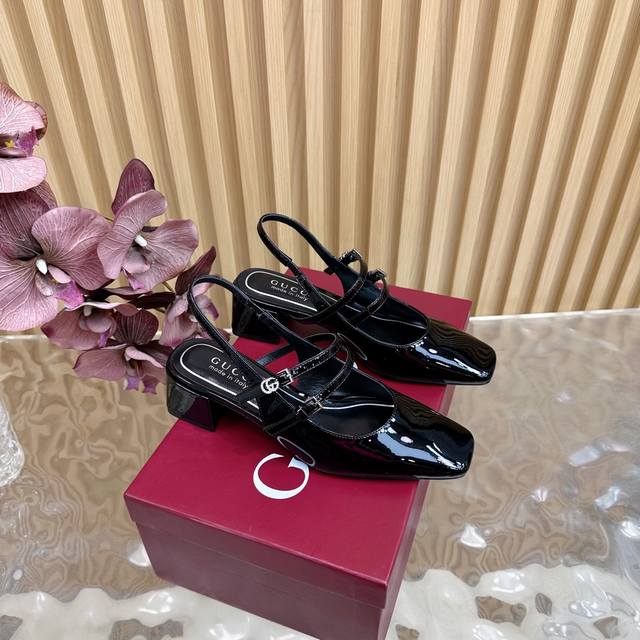 2025早春Gucci 粗跟马衔扣钻扣凉鞋 作为Gucci设计传承的杰出代表，Jordaan系列饰马衔扣乐福鞋生动彰显经典优雅格调。这款鞋履采用品牌标志性字母图