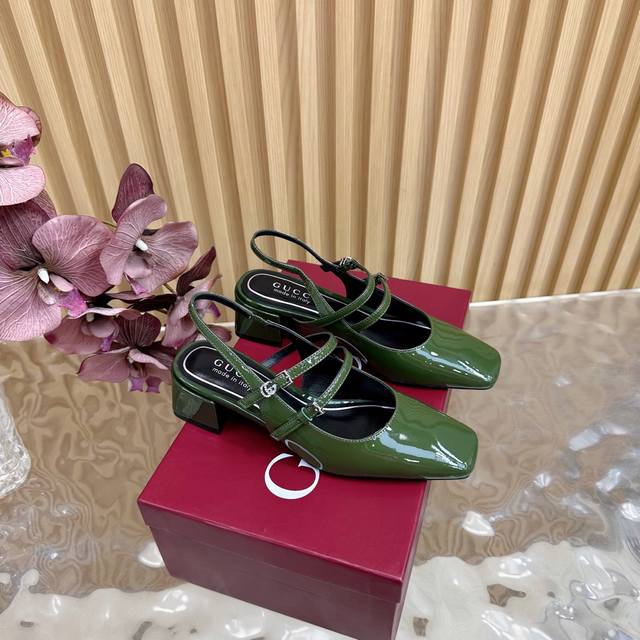 2025早春Gucci 粗跟马衔扣钻扣凉鞋 作为Gucci设计传承的杰出代表，Jordaan系列饰马衔扣乐福鞋生动彰显经典优雅格调。这款鞋履采用品牌标志性字母图