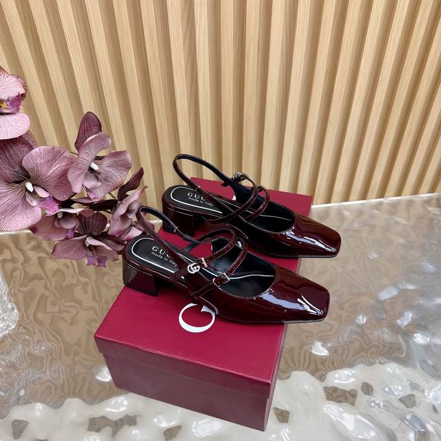 2025早春Gucci 粗跟马衔扣钻扣凉鞋 作为Gucci设计传承的杰出代表，Jordaan系列饰马衔扣乐福鞋生动彰显经典优雅格调。这款鞋履采用品牌标志性字母图