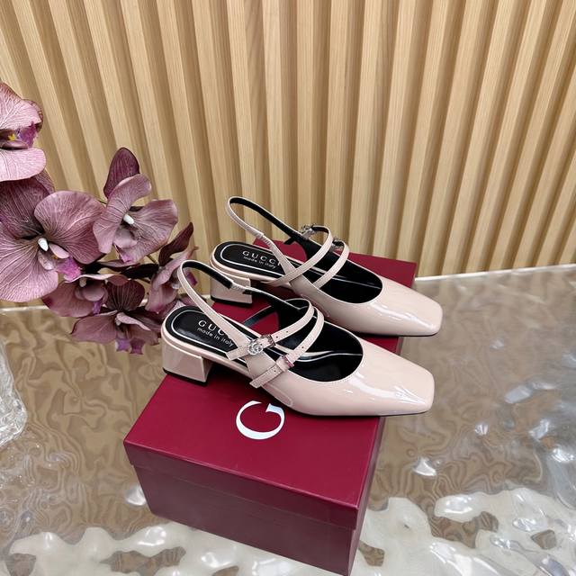 2025早春Gucci 粗跟马衔扣钻扣凉鞋 作为Gucci设计传承的杰出代表，Jordaan系列饰马衔扣乐福鞋生动彰显经典优雅格调。这款鞋履采用品牌标志性字母图