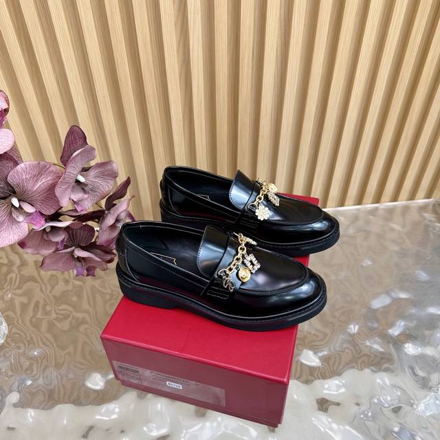 Roger Vivier Rv25Ss新品水钻链条乐福鞋 这绝对是你鞋柜中不可缺少的时髦担当 经典的乐福鞋鞋型融合了复古与现代的元素 鞋面上那璀璨的水钻 宛如夜