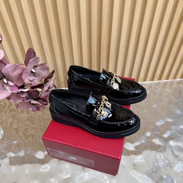Roger Vivier Rv25Ss新品水钻链条乐福鞋 这绝对是你鞋柜中不可缺少的时髦担当 经典的乐福鞋鞋型融合了复古与现代的元素 鞋面上那璀璨的水钻 宛如夜
