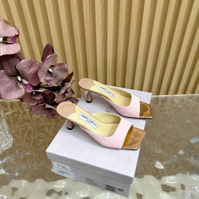 高版本Jimmy Choo 鱼嘴猫跟拖鞋 你衣柜里裙子最好的伴侣，相信我就佩服Jc家的高跟鞋履设计师把女人的心理把握的很到位，做出来的鞋子绝对会让任何一个女人都