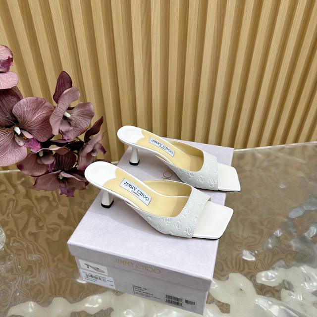 高版本Jimmy Choo 鱼嘴猫跟拖鞋 你衣柜里裙子最好的伴侣，相信我就佩服Jc家的高跟鞋履设计师把女人的心理把握的很到位，做出来的鞋子绝对会让任何一个女人都