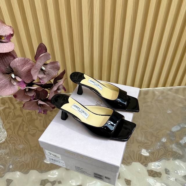 高版本Jimmy Choo 鱼嘴猫跟拖鞋 你衣柜里裙子最好的伴侣，相信我就佩服Jc家的高跟鞋履设计师把女人的心理把握的很到位，做出来的鞋子绝对会让任何一个女人都