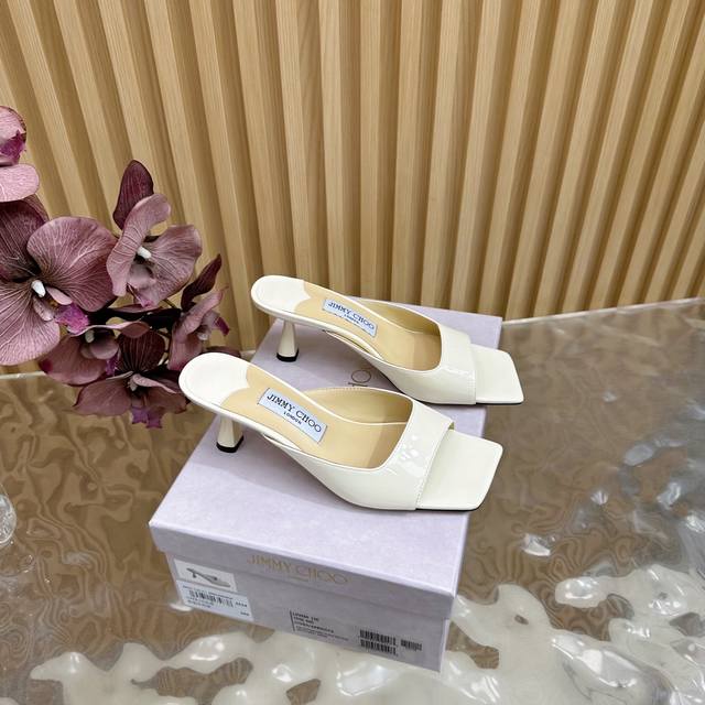 高版本Jimmy Choo 鱼嘴猫跟拖鞋 你衣柜里裙子最好的伴侣，相信我就佩服Jc家的高跟鞋履设计师把女人的心理把握的很到位，做出来的鞋子绝对会让任何一个女人都
