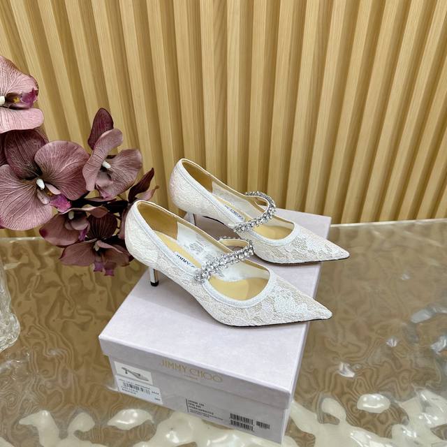 Jimmy Choo 吉米周经典钻石链条 尖头高跟拖鞋 超绝的水晶鞋 美到移不开视线 鞋型做的非常秀气 不会过分窄长 内部空间很足 让脚趾能足够的放松 水钻在脚
