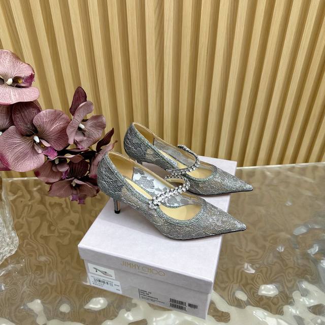 Jimmy Choo 吉米周经典钻石链条 尖头高跟拖鞋 超绝的水晶鞋 美到移不开视线 鞋型做的非常秀气 不会过分窄长 内部空间很足 让脚趾能足够的放松 水钻在脚