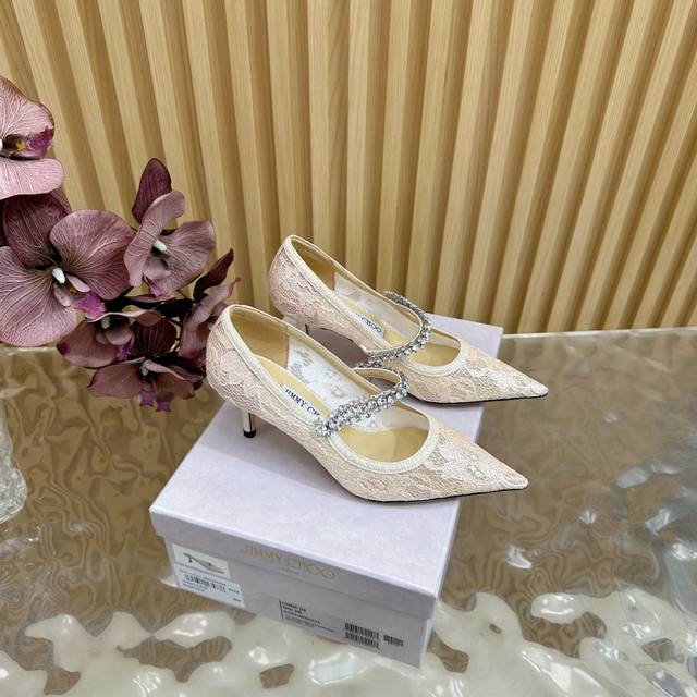 Jimmy Choo 吉米周经典钻石链条 尖头高跟拖鞋 超绝的水晶鞋 美到移不开视线 鞋型做的非常秀气 不会过分窄长 内部空间很足 让脚趾能足够的放松 水钻在脚
