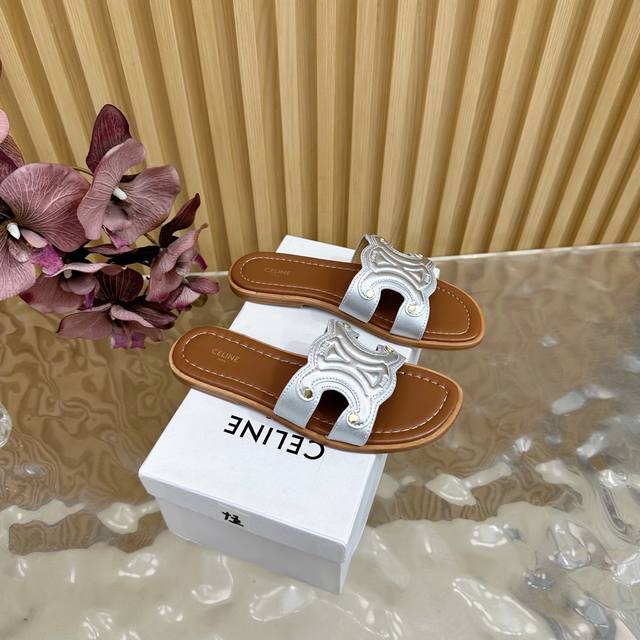 Celine 赛琳 2025春夏新品凯旋门Logo拖 鞋面采用小牛皮加经典压花Logo油边工艺，质感非凡上脚超级好看 面料：牛皮 内里：羊皮 大底：真皮底 码数