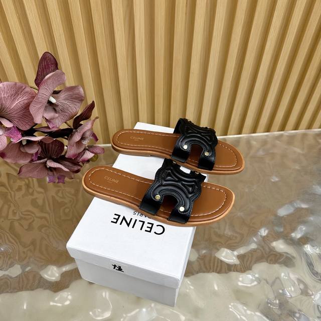 Celine 赛琳 2025春夏新品凯旋门Logo拖 鞋面采用小牛皮加经典压花Logo油边工艺，质感非凡上脚超级好看 面料：牛皮 内里：羊皮 大底：真皮底 码数