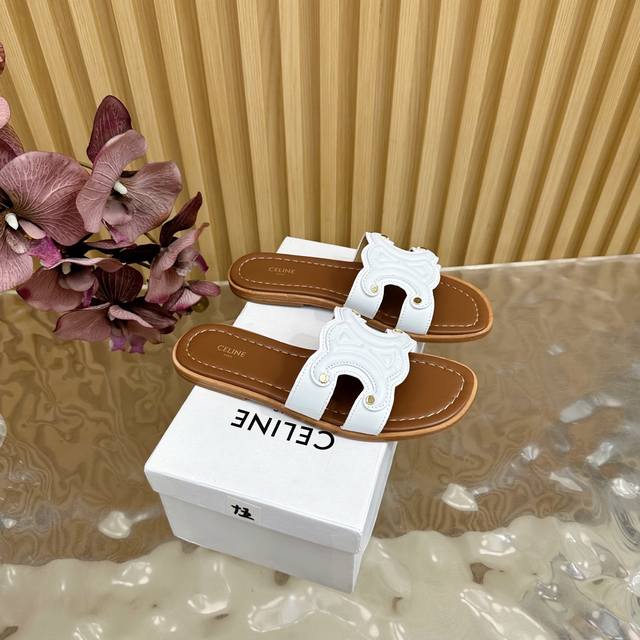 Celine 赛琳 2025春夏新品凯旋门Logo拖 鞋面采用小牛皮加经典压花Logo油边工艺，质感非凡上脚超级好看 面料：牛皮 内里：羊皮 大底：真皮底 码数