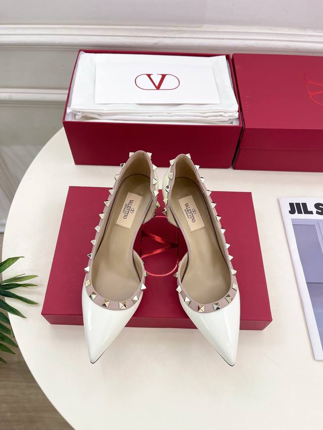 Valentino 华伦天奴 2025Ss春夏新品 Vt尖头内空鉚钉高跟鞋上新 Valentino Garavani 的经典“Roman Stud”系列以全新的