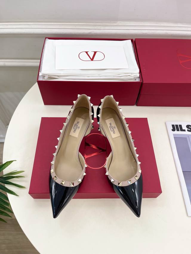 Valentino 华伦天奴 2025Ss春夏新品 Vt尖头内空鉚钉高跟鞋上新 Valentino Garavani 的经典“Roman Stud”系列以全新的