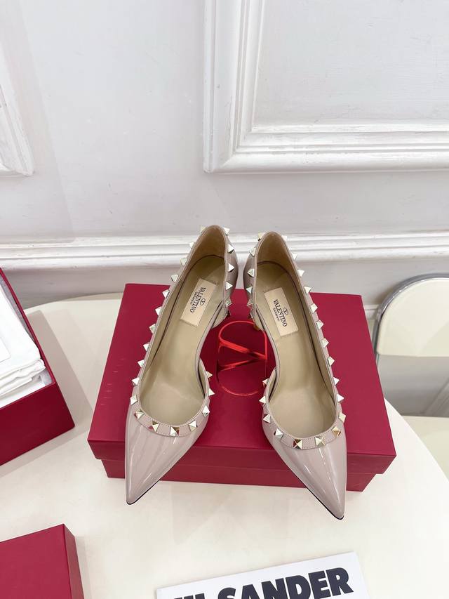 Valentino 华伦天奴 2025Ss春夏新品 Vt尖头内空鉚钉高跟鞋上新 Valentino Garavani 的经典“Roman Stud”系列以全新的