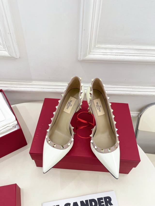 Valentino 华伦天奴 2025Ss春夏新品 Vt尖头内空鉚钉高跟鞋上新 Valentino Garavani 的经典“Roman Stud”系列以全新的