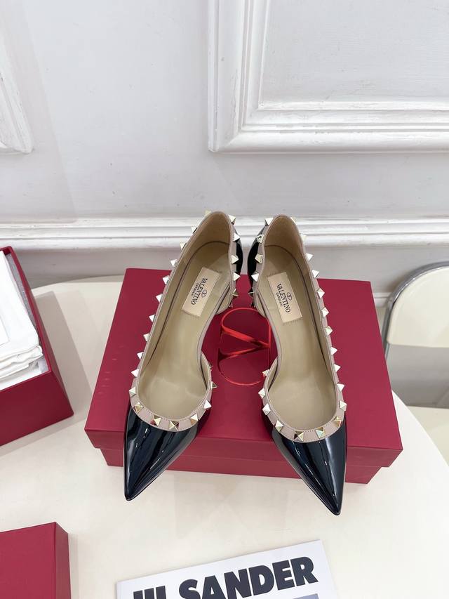 Valentino 华伦天奴 2025Ss春夏新品 Vt尖头内空鉚钉高跟鞋上新 Valentino Garavani 的经典“Roman Stud”系列以全新的