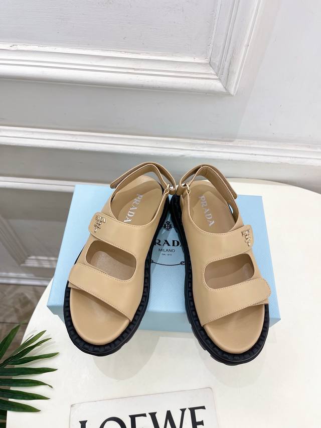 Prada 普拉达 25 2025春夏新品 专柜走秀款 休闲情侣款沙滩凉鞋系列 鞋面：原版定制小羊皮 内里：进口小羊皮 大底：原版开模防滑大底 鞋码: 女35-