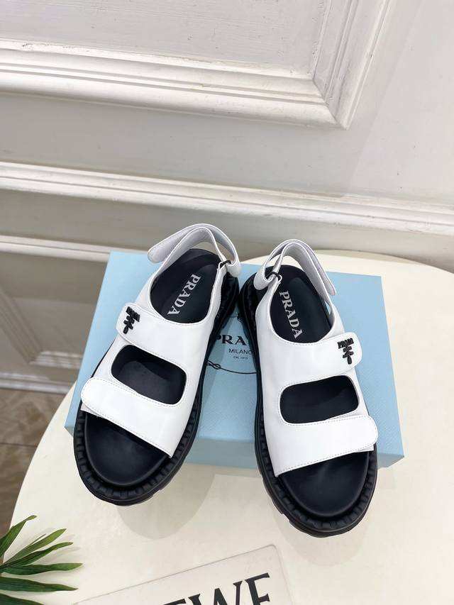 Prada 普拉达 25 2025春夏新品 专柜走秀款 休闲情侣款沙滩凉鞋系列 鞋面：原版定制小羊皮 内里：进口小羊皮 大底：原版开模防滑大底 鞋码: 女35-