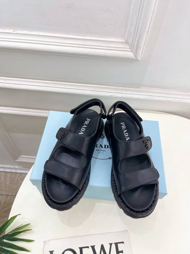 Prada 普拉达 25 2025春夏新品 专柜走秀款 休闲情侣款沙滩凉鞋系列 鞋面：原版定制小羊皮 内里：进口小羊皮 大底：原版开模防滑大底 鞋码: 女35-