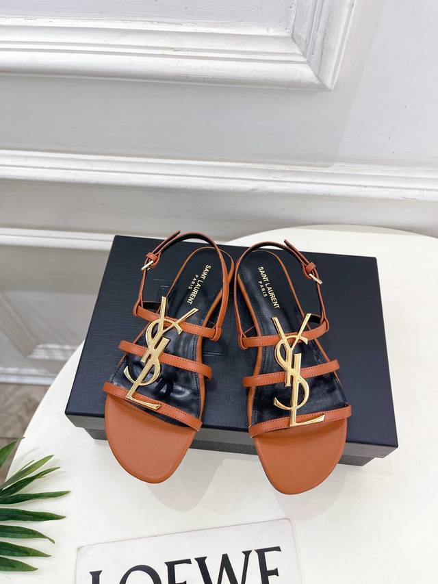 Sain*Laurent 圣罗兰 2025早春新品 Ysl大Logo平底凉鞋上新 顶级版Ysl超美的一款 Bs以全新的诠释方式首发！极简主义风格 设计超级修饰腿