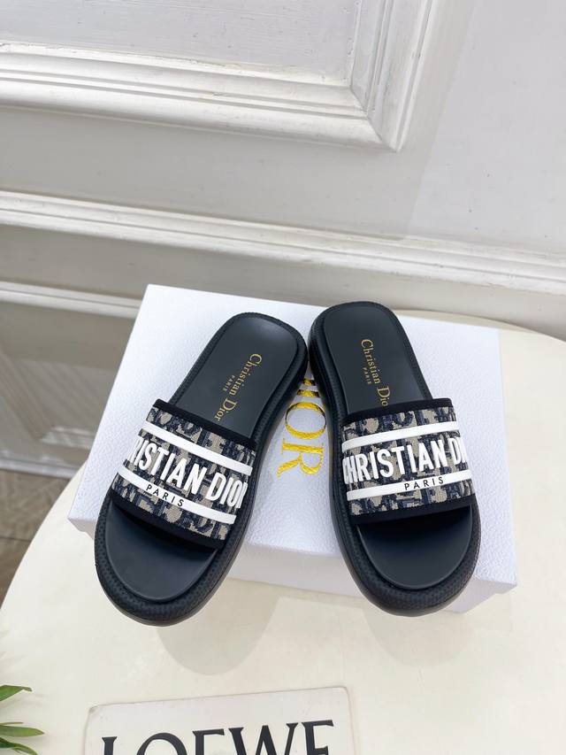 Dior 迪奥 25 2025 早春新品 顶级版本 专柜主打新款 经典刺绣立体滴胶字母沙滩拖鞋 硬货上新 Bs代购级别！高级感十足！国内外博主刷爆的一款，复古又