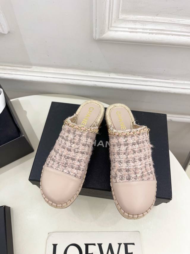 小香 25 2025 春夏新品 专柜经典款 小香双C链条厚底半拖鞋系列上新 Bs 时尚圈的绝绝子 搭配将演绎着细致 极简 永不褪去的经典元素 展现与众不同的穿搭