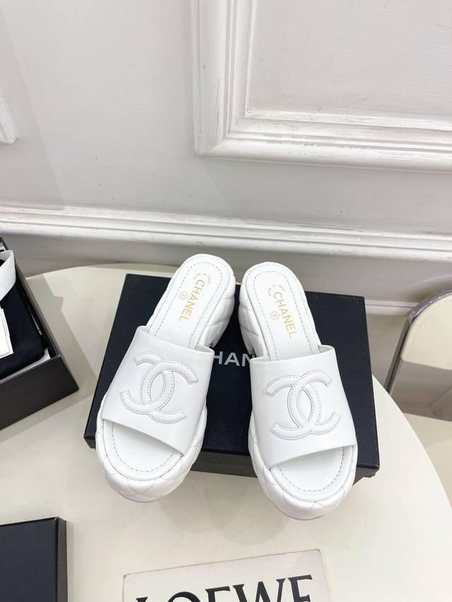 小香 25 2025 春夏新品 专柜经典款 小香双C厚底拖鞋系列上新 Bs 时尚圈的绝绝子 搭配将演绎着细致 极简 永不褪去的经典元素 展现与众不同的穿搭风格美