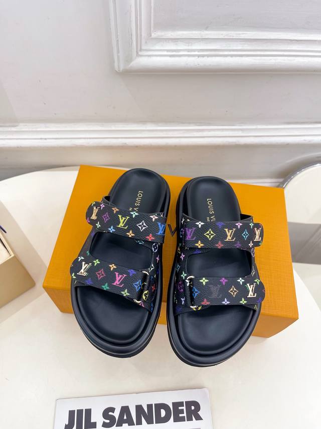 Lv 路易威登 25 2025春夏新品 顶级版本 专柜主打经典双扣带老花休闲拖鞋 硬货上新 Bs代购级别！高级感十足！国内外博主刷爆的一款，复古又时髦 上脚美炸