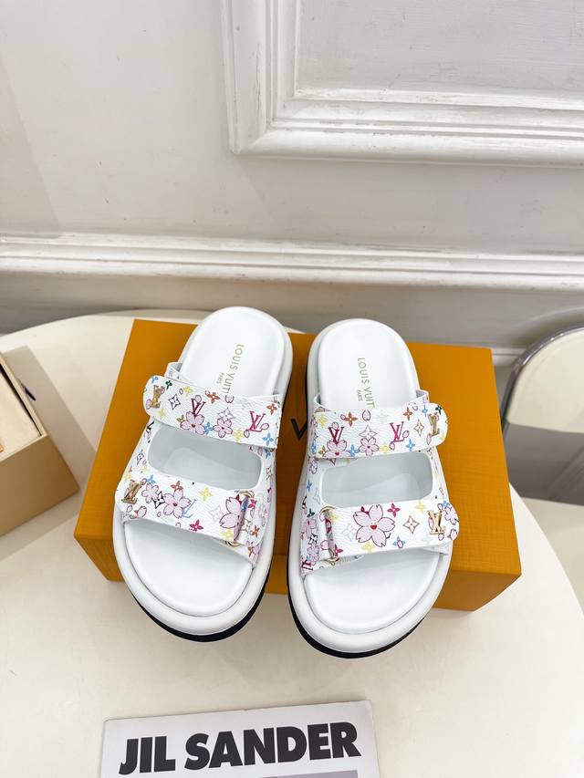 Lv 路易威登 25 2025春夏新品 顶级版本 专柜主打经典双扣带老花休闲拖鞋 硬货上新 Bs代购级别！高级感十足！国内外博主刷爆的一款，复古又时髦 上脚美炸