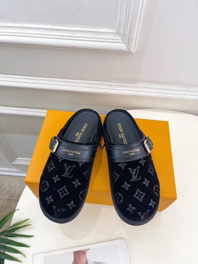 Lv 路易威登 25 2025 春夏新款 顶级版本 专柜主打最新款 Lv To-Go Comfort 平底穆勒拖鞋硬货上新 Bs代购级别！高级感十足！国内外博主