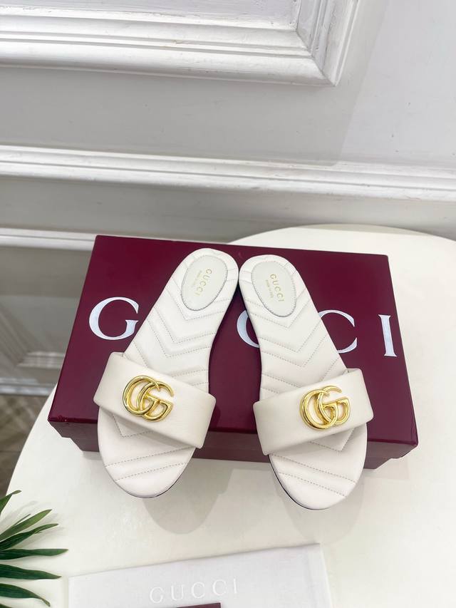 Gucci 古驰 25 G家 主打系列终于面世，狠货值得期待！原有的经典 创造新设计 Bs新款 经典双G金属扣一字带平底拖鞋 代购级别！高级感十足！国内外博主刷