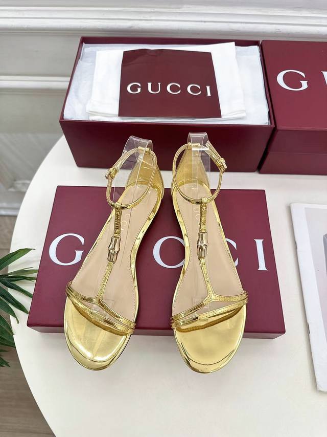 Gucci 古驰 25 G家 主打系列终于面世，狠货值得期待！原有的经典 创造新设计 Bs新款 金属竹节扣细带平底凉鞋 代购级别！高级感十足！国内外博主刷爆的一