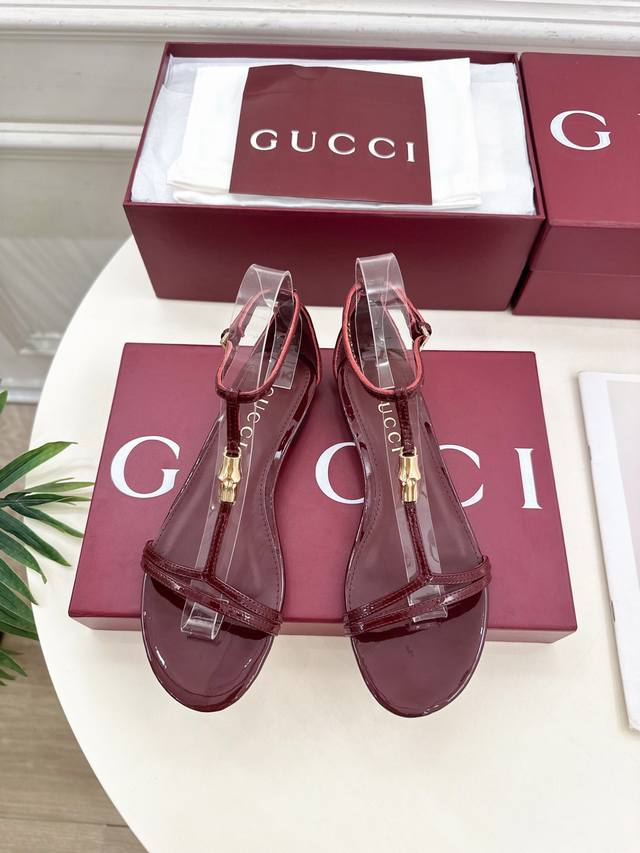 Gucci 古驰 25 G家 主打系列终于面世，狠货值得期待！原有的经典 创造新设计 Bs新款 金属竹节扣细带平底凉鞋 代购级别！高级感十足！国内外博主刷爆的一