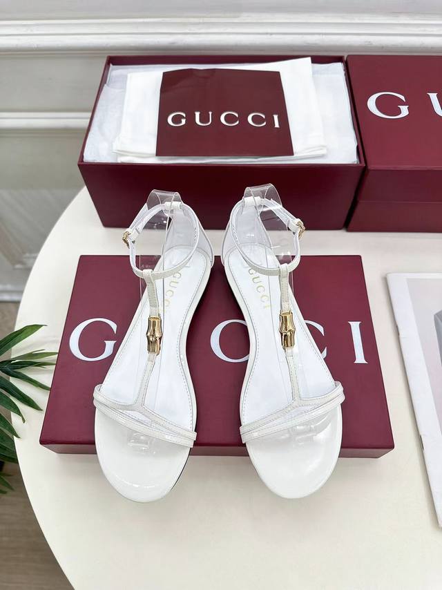 Gucci 古驰 25 G家 主打系列终于面世，狠货值得期待！原有的经典 创造新设计 Bs新款 金属竹节扣细带平底凉鞋 代购级别！高级感十足！国内外博主刷爆的一
